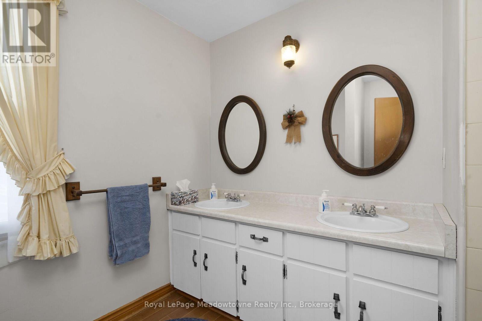 












12170 SIXTH LINE NASSAGAWEYA

,
Milton (NA Rural Nassagaweya),




Ontario
L7J2L7

