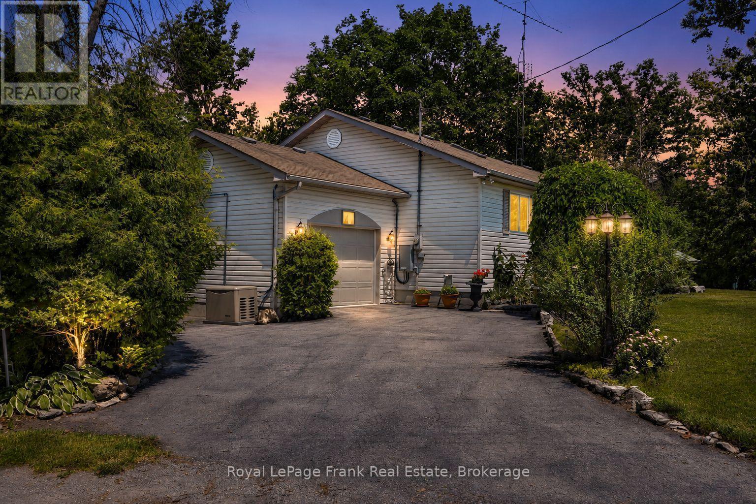 












2 IDEAL POINT ROAD S

,
Kawartha Lakes (Bobcaygeon),




Ontario
K0M1A0

