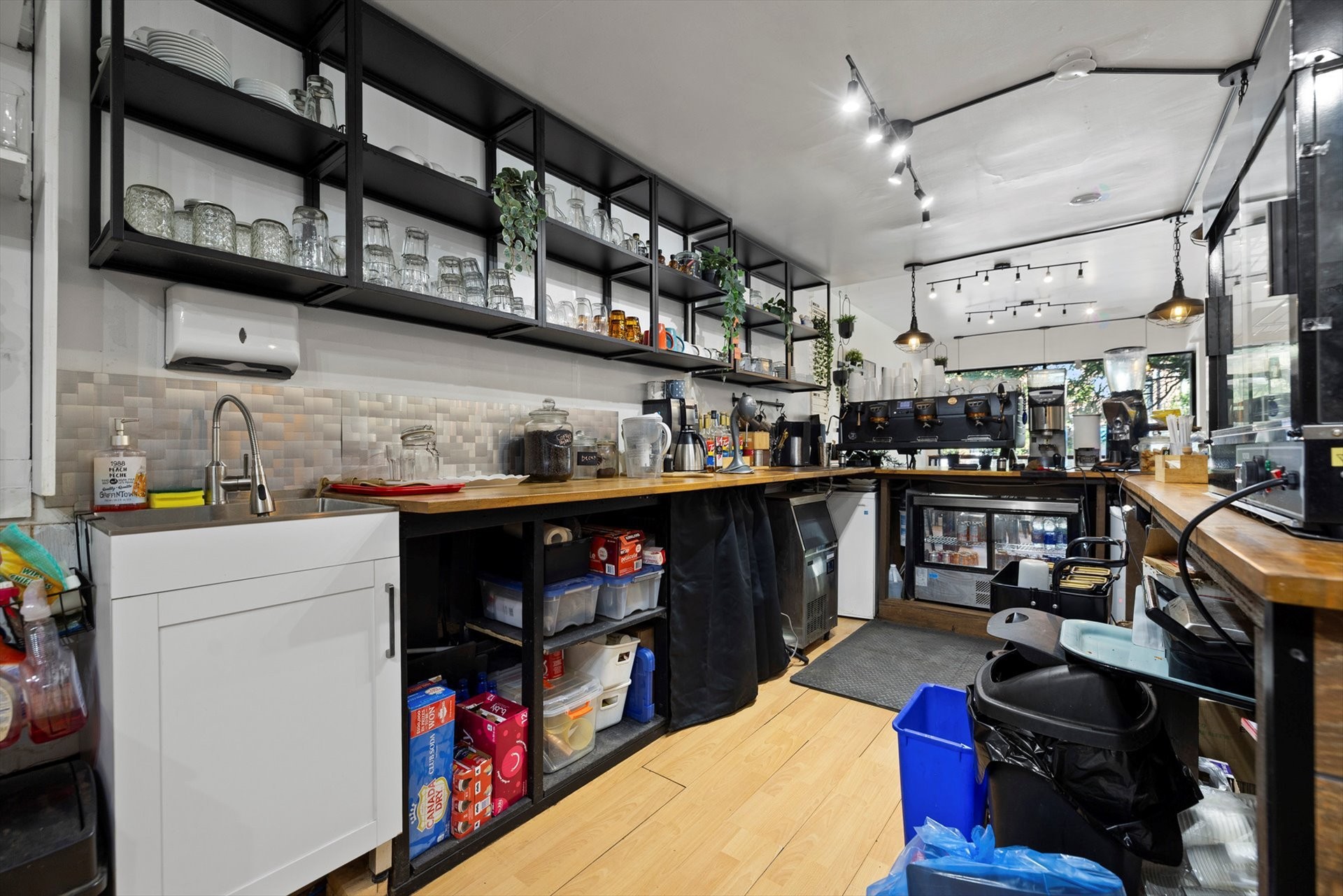 









5756


Av. de Monkland

,
Montréal (Côte-des-Neiges/Notre-Dame-de-Grâce),




QC
H4A1E9

