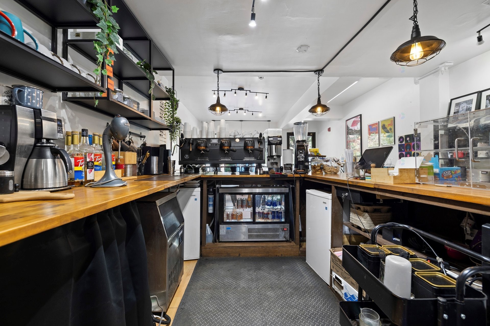 









5756


Av. de Monkland

,
Montréal (Côte-des-Neiges/Notre-Dame-de-Grâce),




QC
H4A1E9

