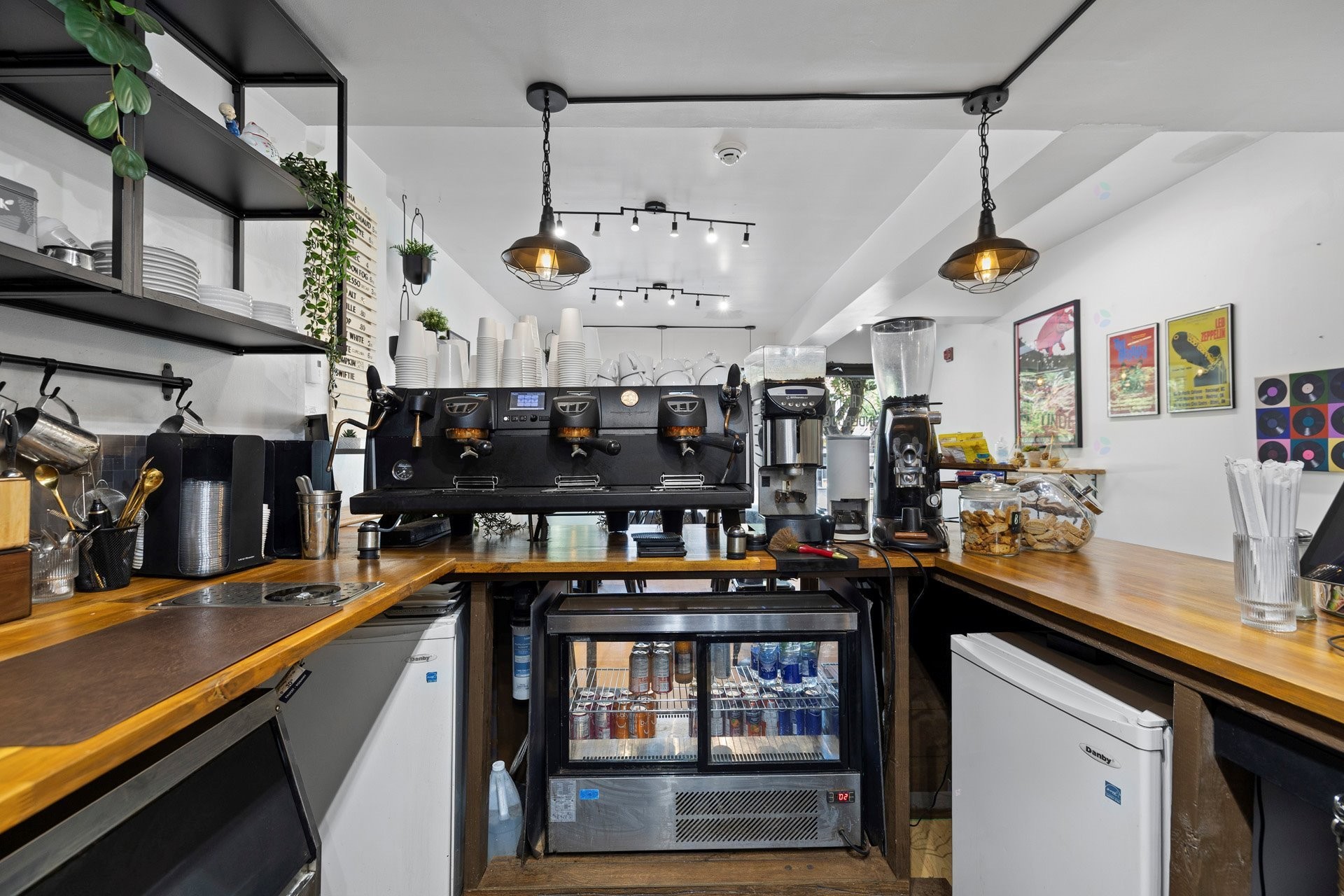 









5756


Av. de Monkland

,
Montréal (Côte-des-Neiges/Notre-Dame-de-Grâce),




QC
H4A1E9

