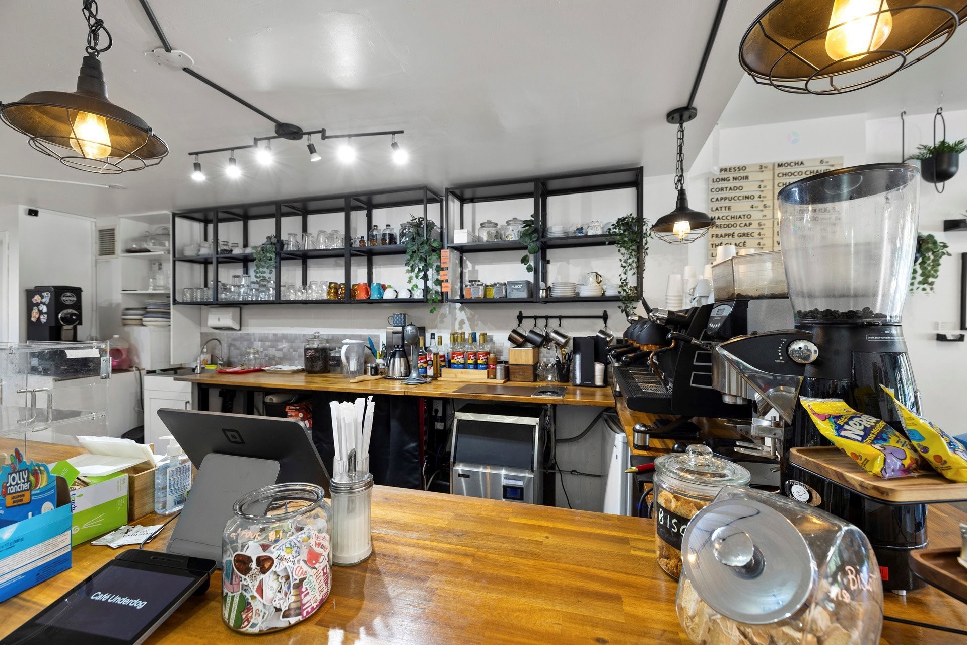 









5756


Av. de Monkland

,
Montréal (Côte-des-Neiges/Notre-Dame-de-Grâce),




QC
H4A1E9

