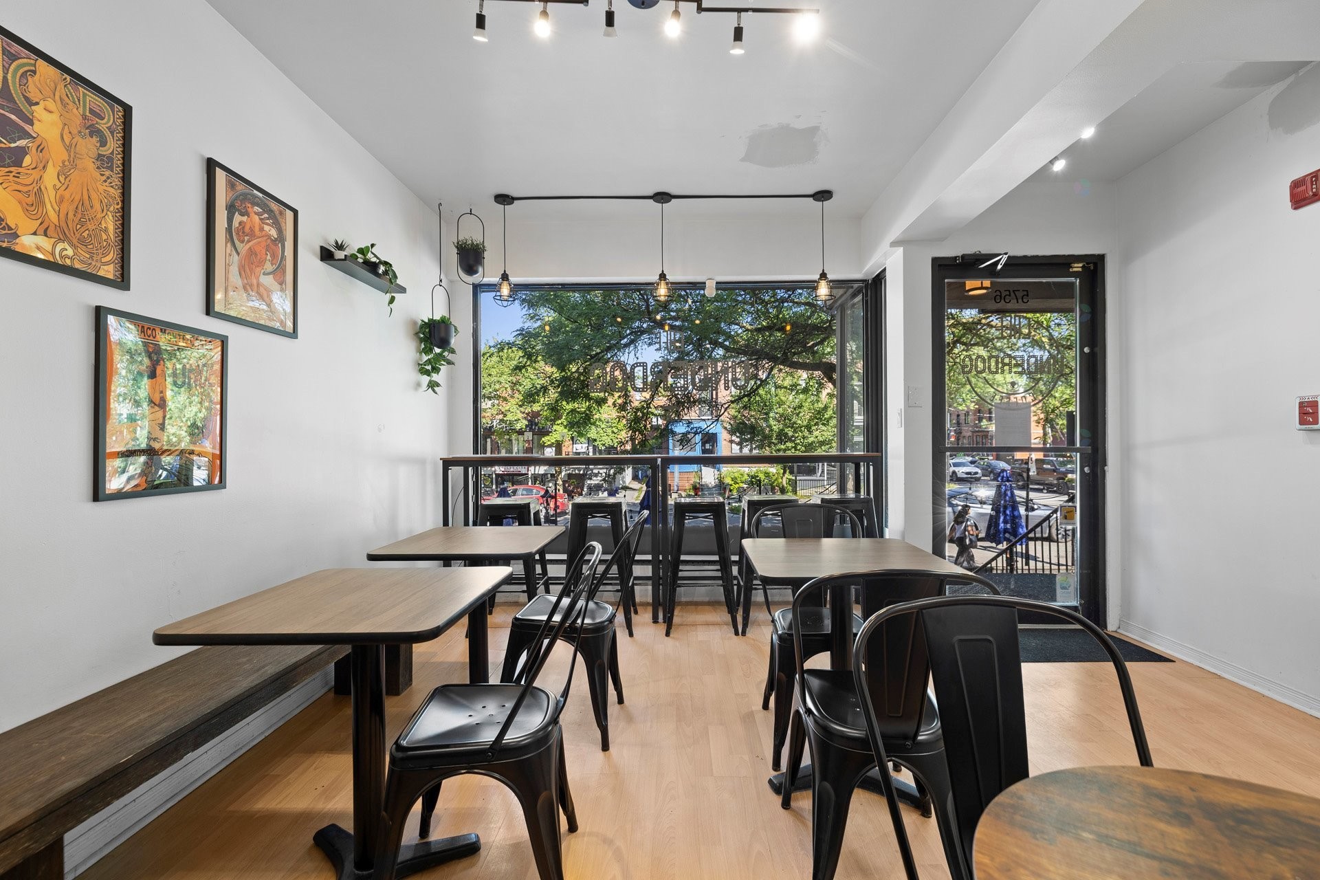 









5756


Av. de Monkland

,
Montréal (Côte-des-Neiges/Notre-Dame-de-Grâce),




QC
H4A1E9

