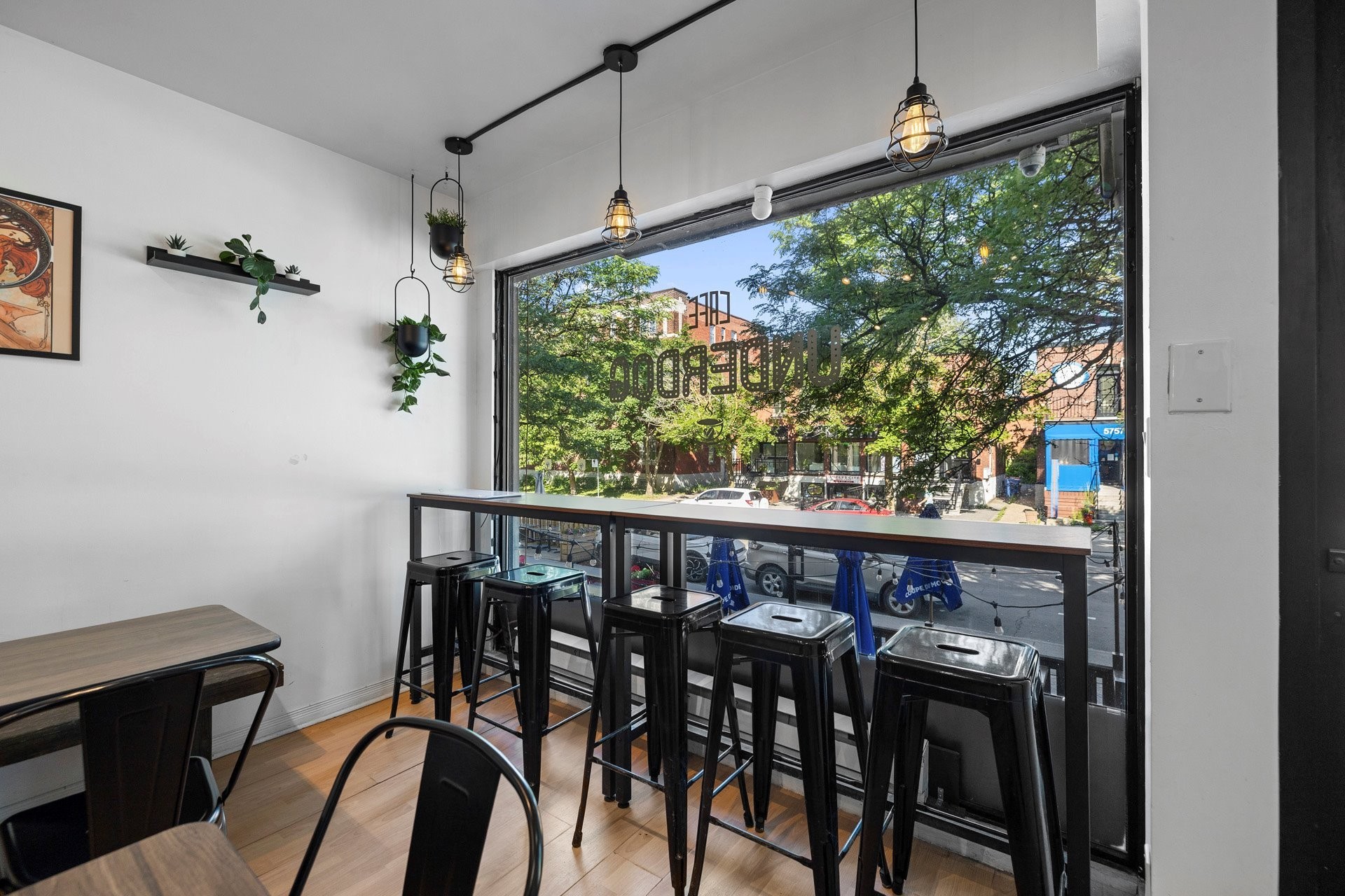 









5756


Av. de Monkland

,
Montréal (Côte-des-Neiges/Notre-Dame-de-Grâce),




QC
H4A1E9

