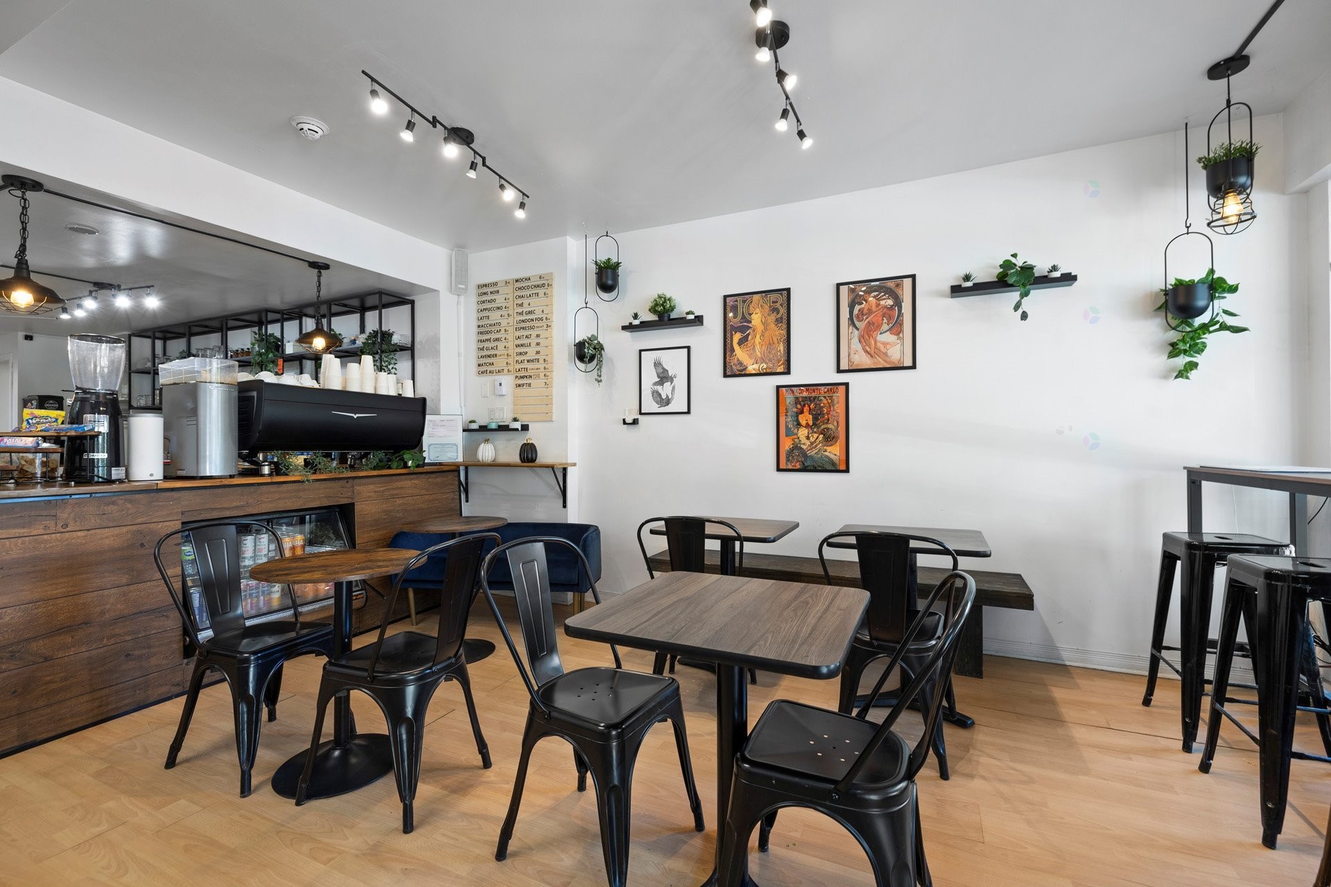









5756


Av. de Monkland

,
Montréal (Côte-des-Neiges/Notre-Dame-de-Grâce),




QC
H4A1E9

