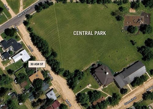 House - centrally located to downtown and school