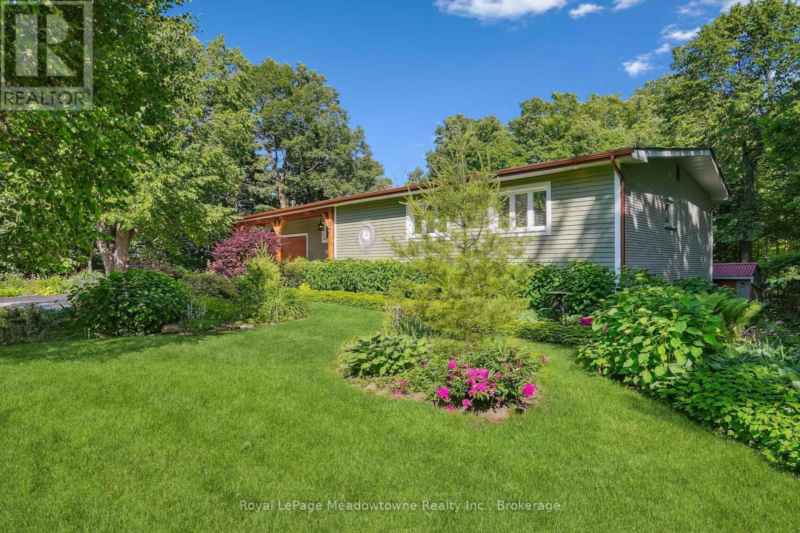 












9878 15 SIDE ROAD

,
Halton Hills (ES Rural Esquesing),




Ontario
L9T2X9


