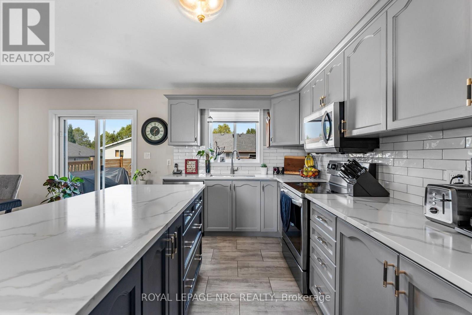 












3584 CARVER STREET

,
Fort Erie (Stevensville),




Ontario
L0S1S0

