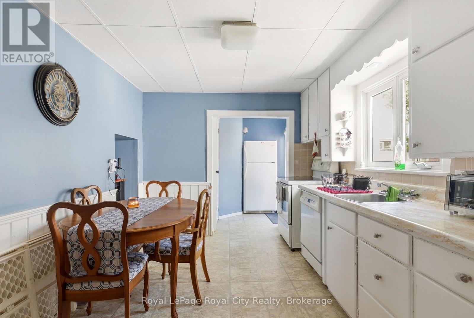 












96 BEAUMONT CRESCENT

,
Guelph (Grange Road),




Ontario
N1E6B1

