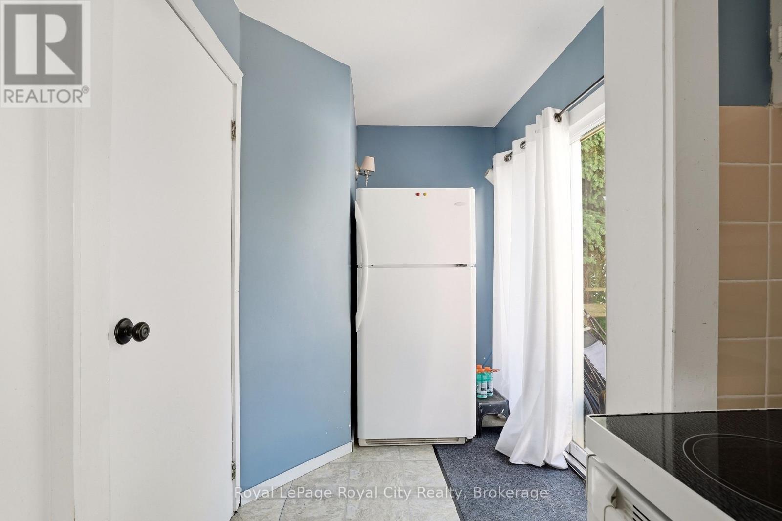 












96 BEAUMONT CRESCENT

,
Guelph (Grange Road),




Ontario
N1E6B1

