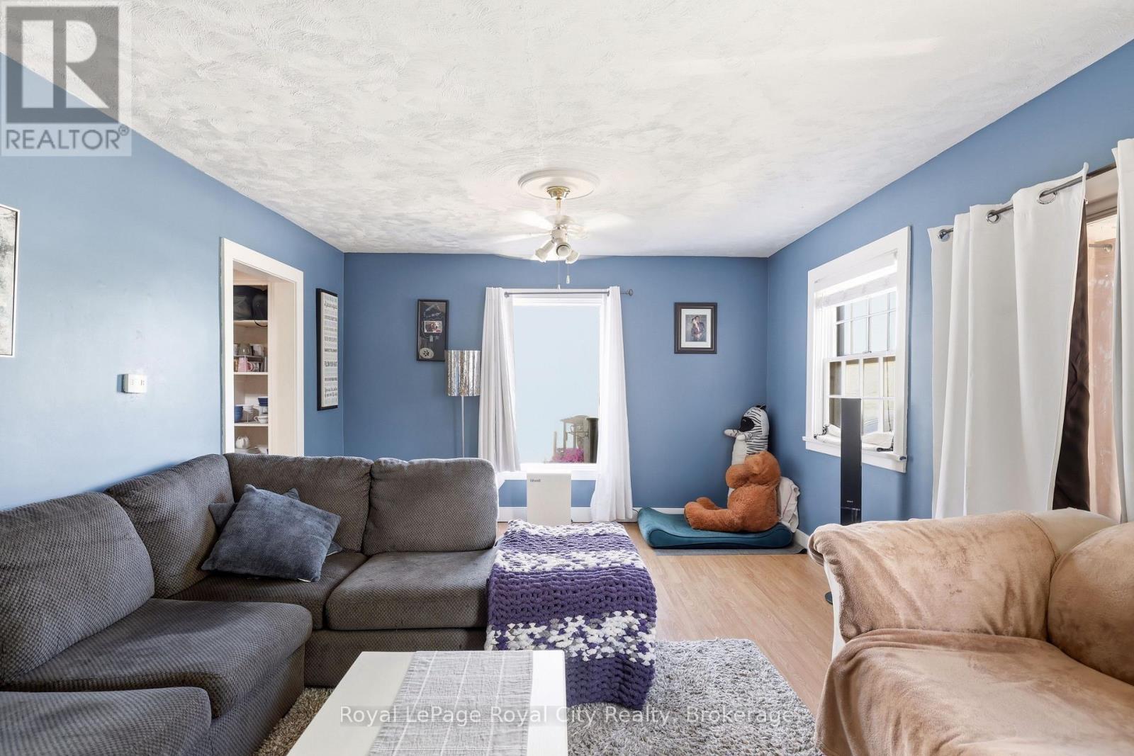 












96 BEAUMONT CRESCENT

,
Guelph (Grange Road),




Ontario
N1E6B1

