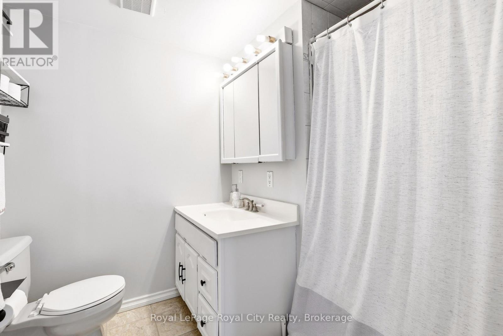 












96 BEAUMONT CRESCENT

,
Guelph (Grange Road),




Ontario
N1E6B1

