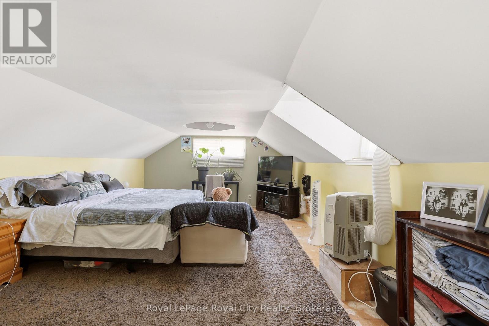 












96 BEAUMONT CRESCENT

,
Guelph (Grange Road),




Ontario
N1E6B1

