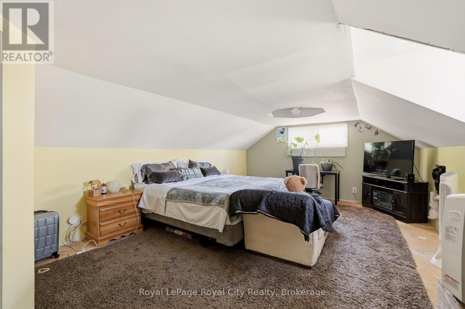












96 BEAUMONT CRESCENT

,
Guelph (Grange Road),




Ontario
N1E6B1

