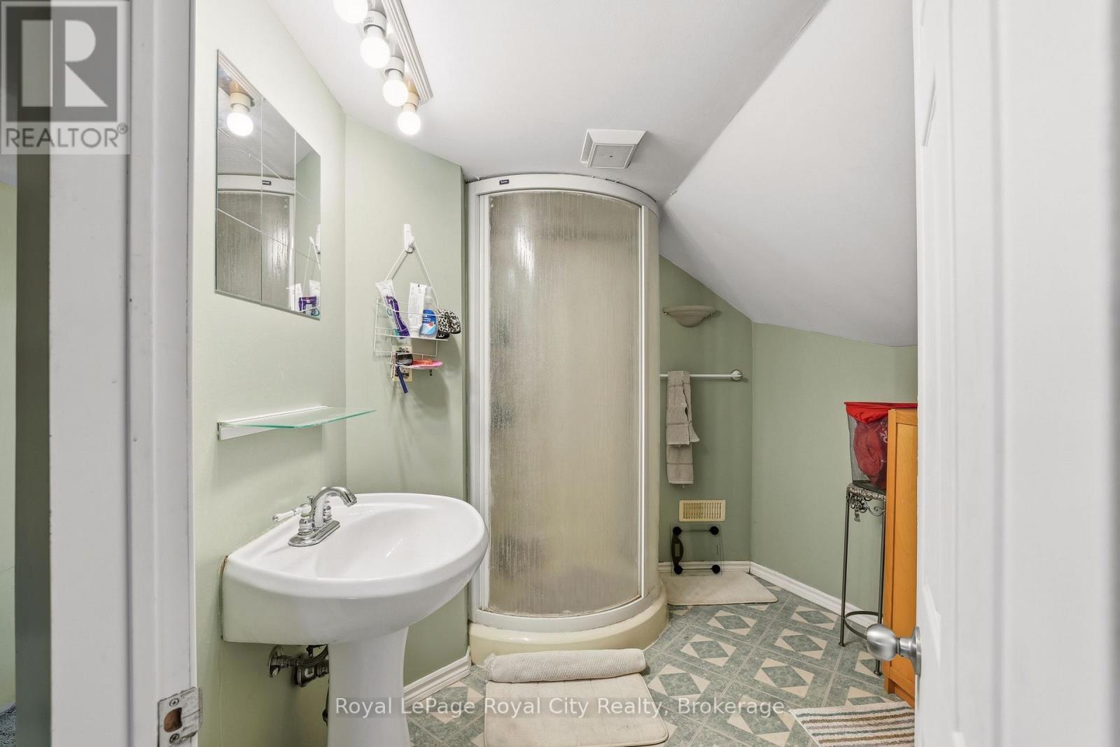 












96 BEAUMONT CRESCENT

,
Guelph (Grange Road),




Ontario
N1E6B1

