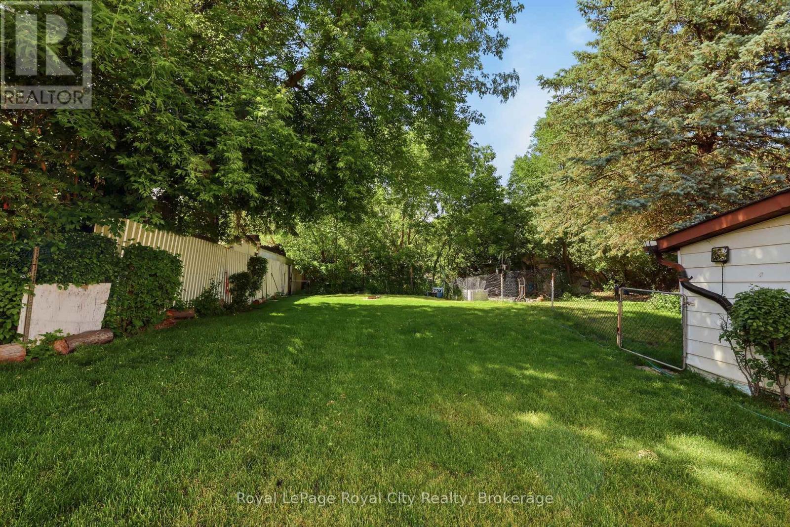 












96 BEAUMONT CRESCENT

,
Guelph (Grange Road),




Ontario
N1E6B1

