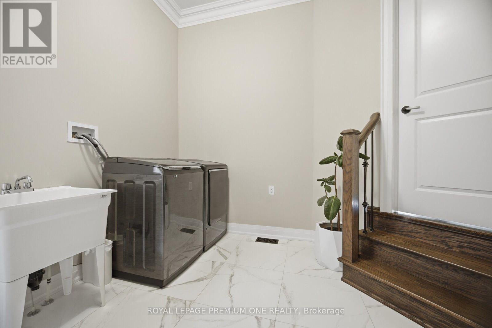 












163 MUIRFIELD DRIVE

,
Barrie,




Ontario
L4N5S4

