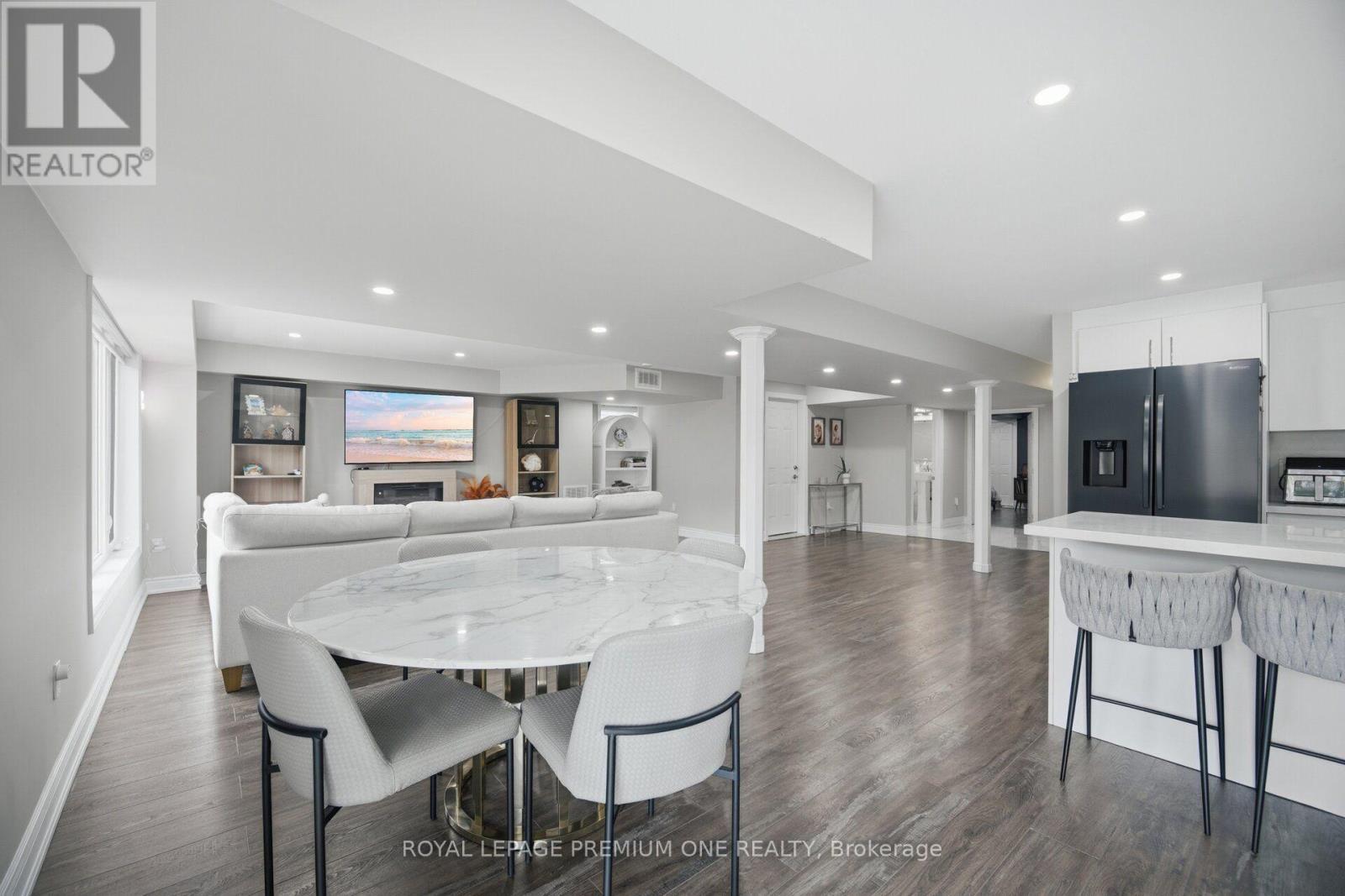 












163 MUIRFIELD DRIVE

,
Barrie,




Ontario
L4N5S4


