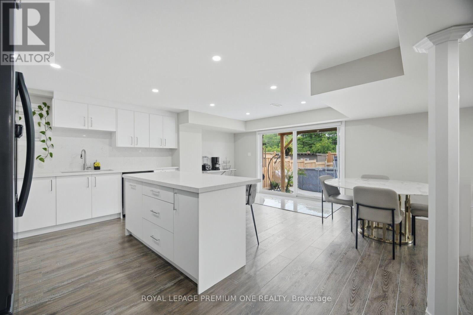 












163 MUIRFIELD DRIVE

,
Barrie,




Ontario
L4N5S4

