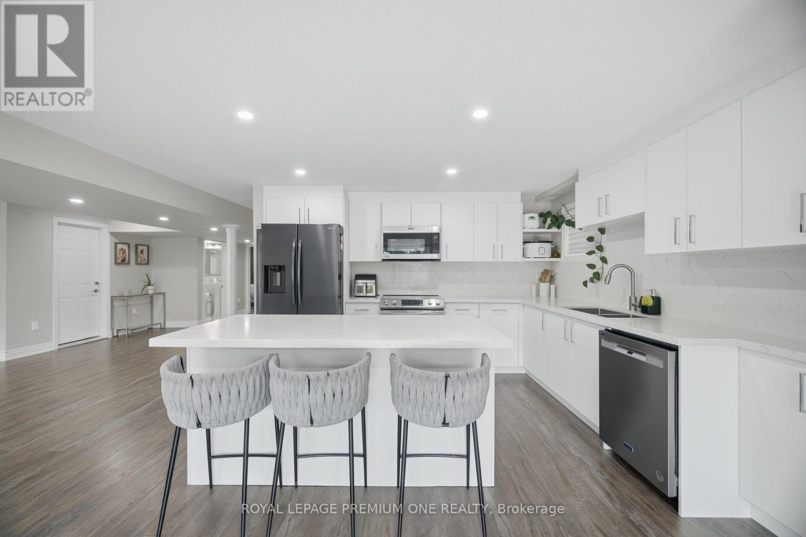 












163 MUIRFIELD DRIVE

,
Barrie,




Ontario
L4N5S4

