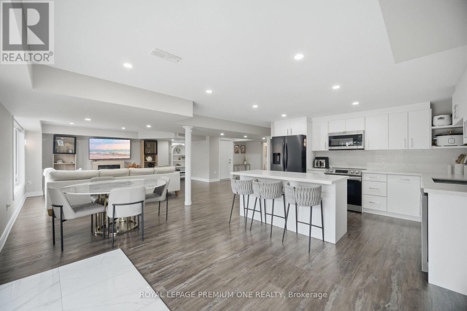 












163 MUIRFIELD DRIVE

,
Barrie,




Ontario
L4N5S4

