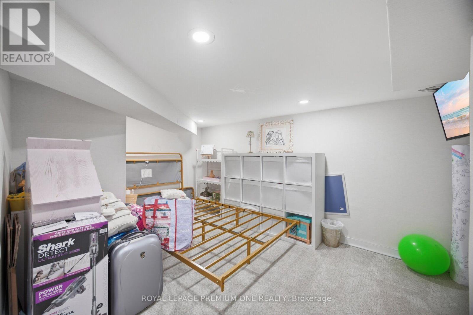 












163 MUIRFIELD DRIVE

,
Barrie,




Ontario
L4N5S4

