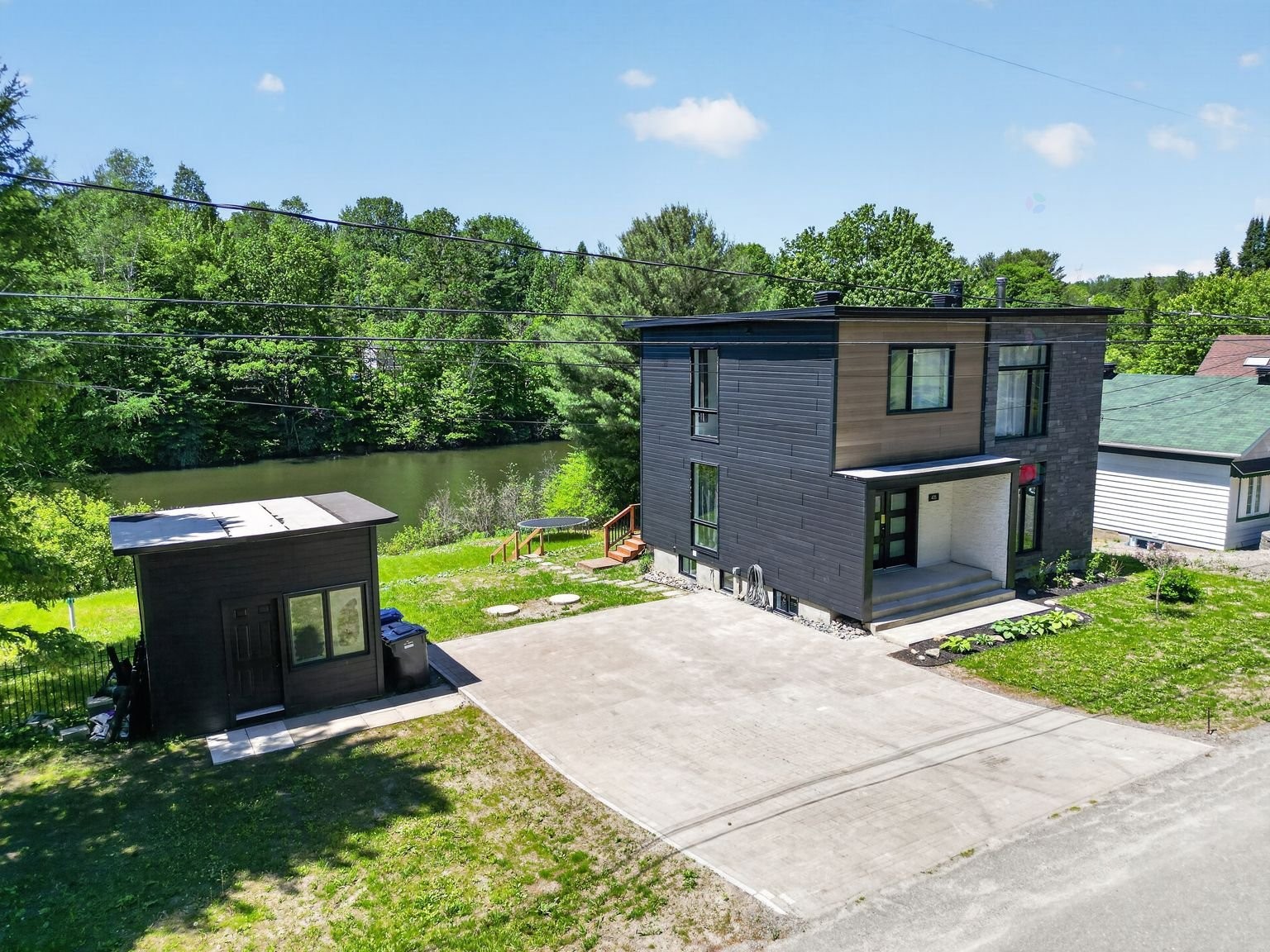 









405


Rue de la Montagne

,
Saint-Calixte,




QC
J0K1Z0

