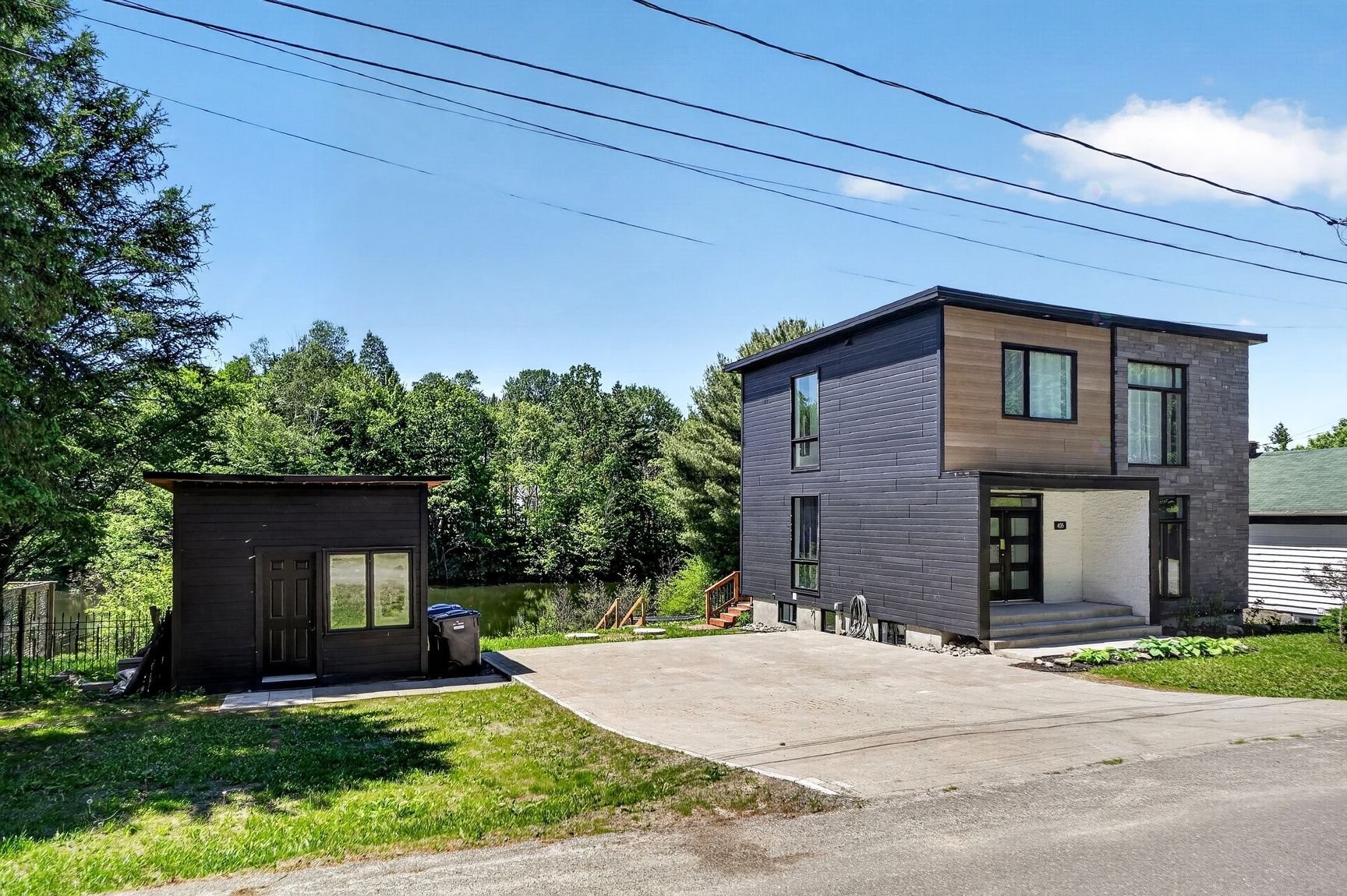 









405


Rue de la Montagne

,
Saint-Calixte,




QC
J0K1Z0

