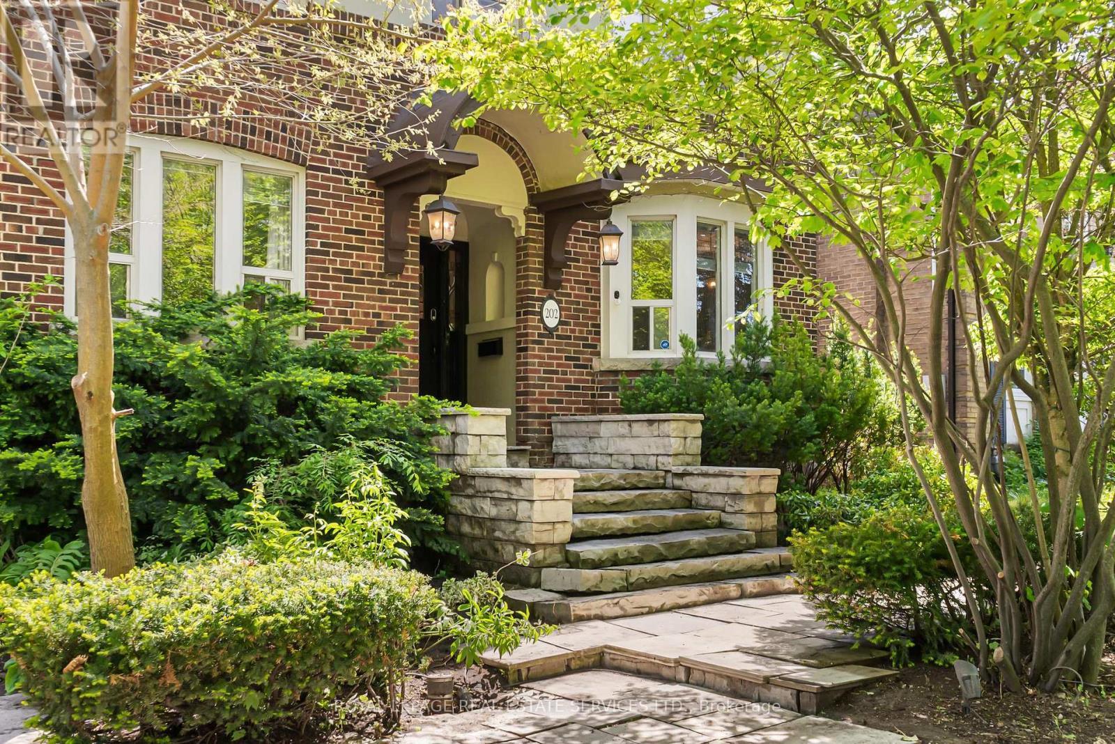 












202 DINNICK CRESCENT

,
Toronto,




Ontario
M4N1M3

