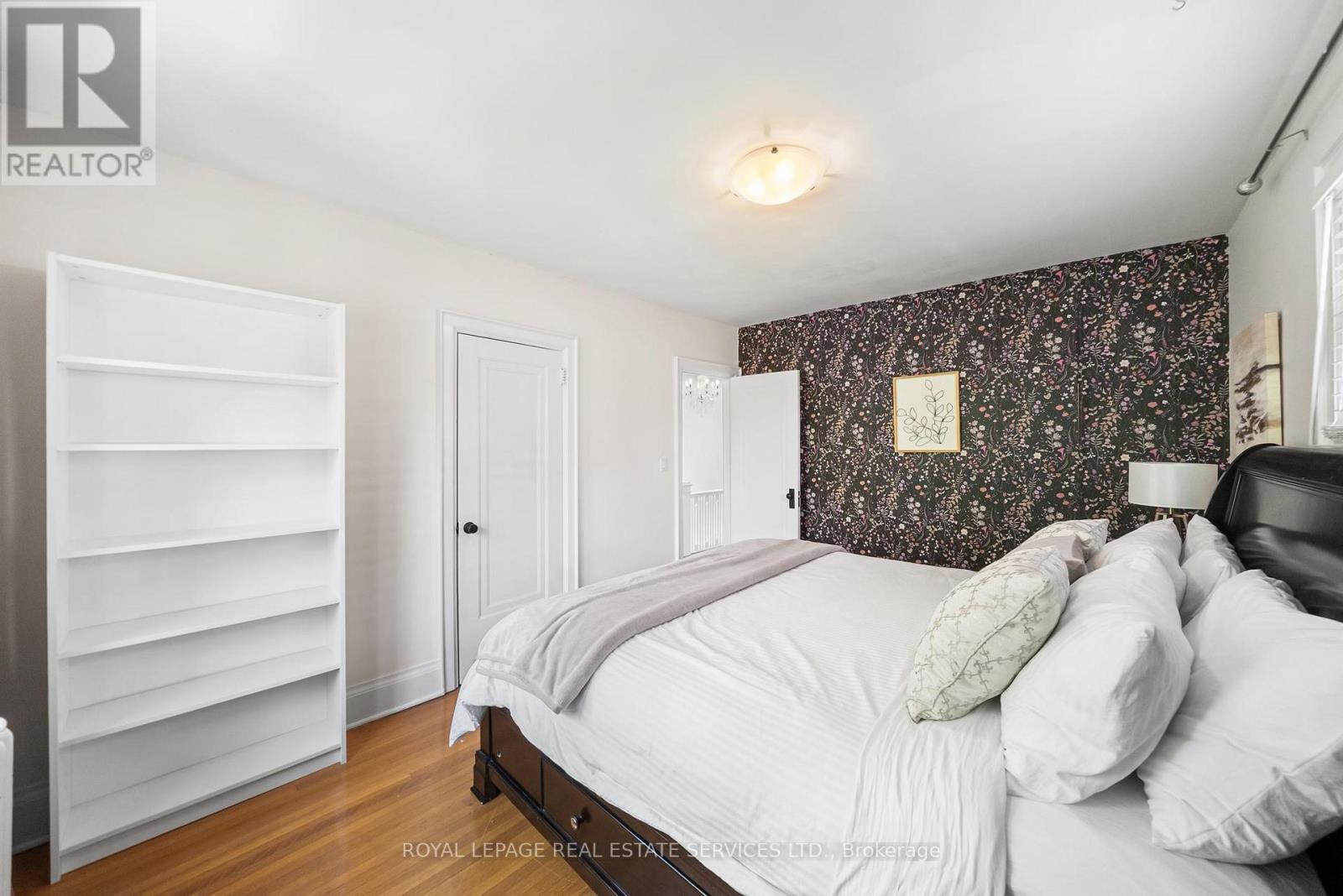 












202 DINNICK CRESCENT

,
Toronto,




Ontario
M4N1M3

