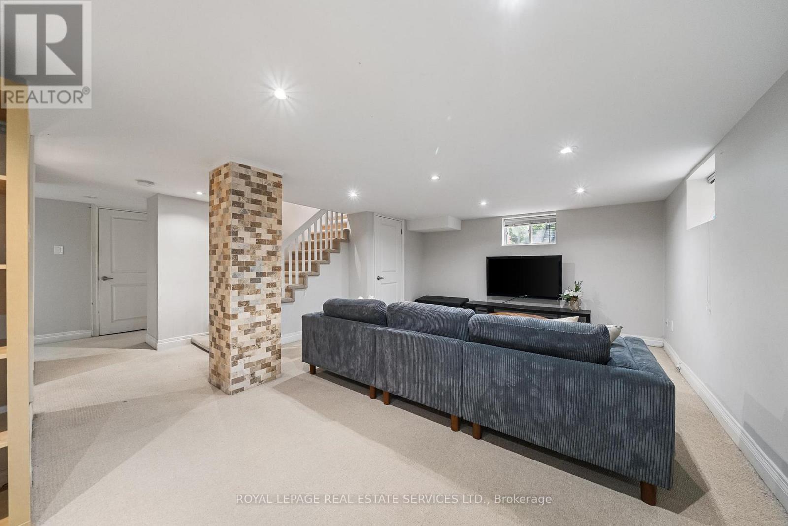 












202 DINNICK CRESCENT

,
Toronto,




Ontario
M4N1M3

