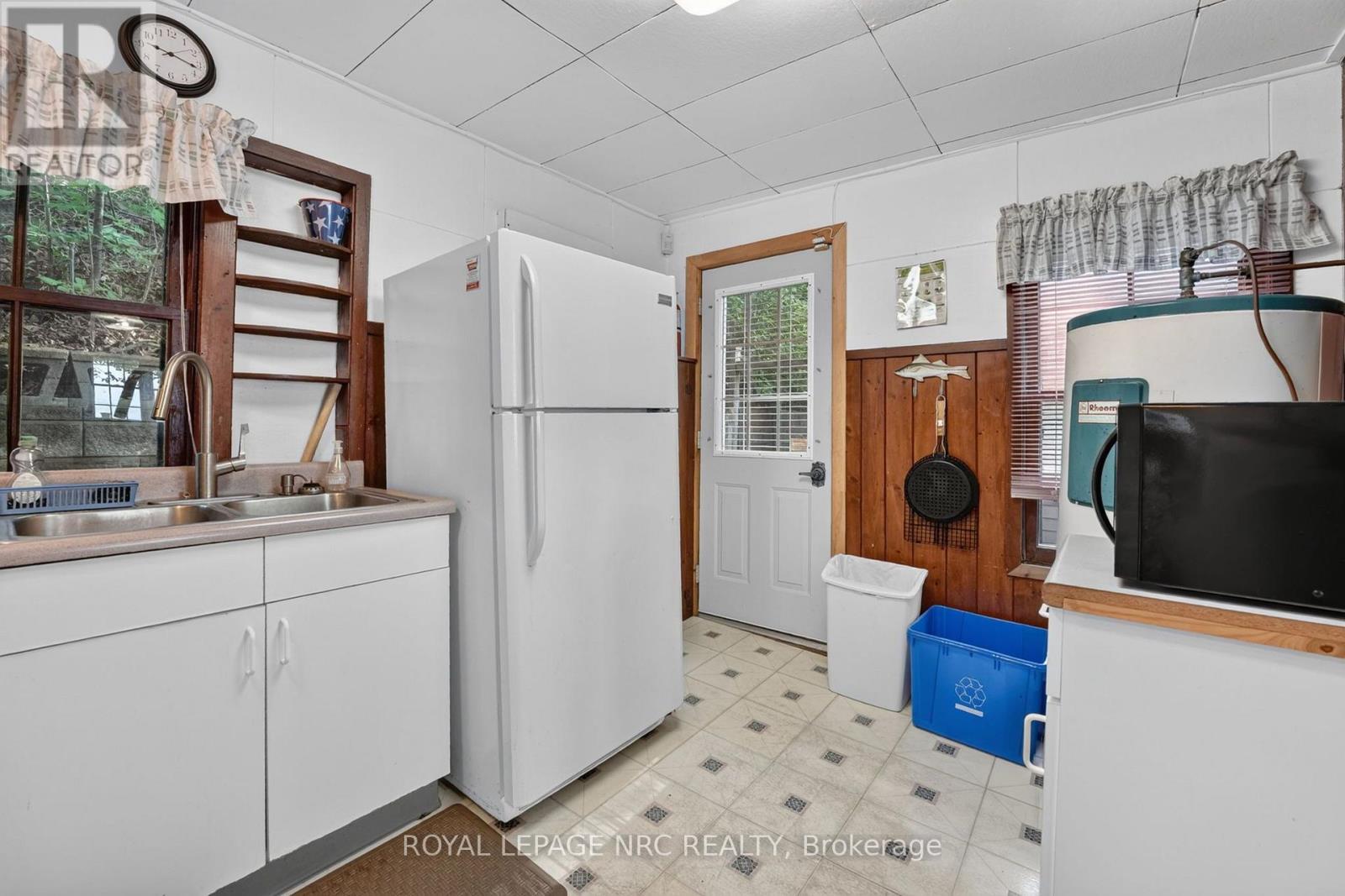 












4031 CRYSTAL BEACH HILL LANE

,
Fort Erie (Crystal Beach),




Ontario
L0S1B0


