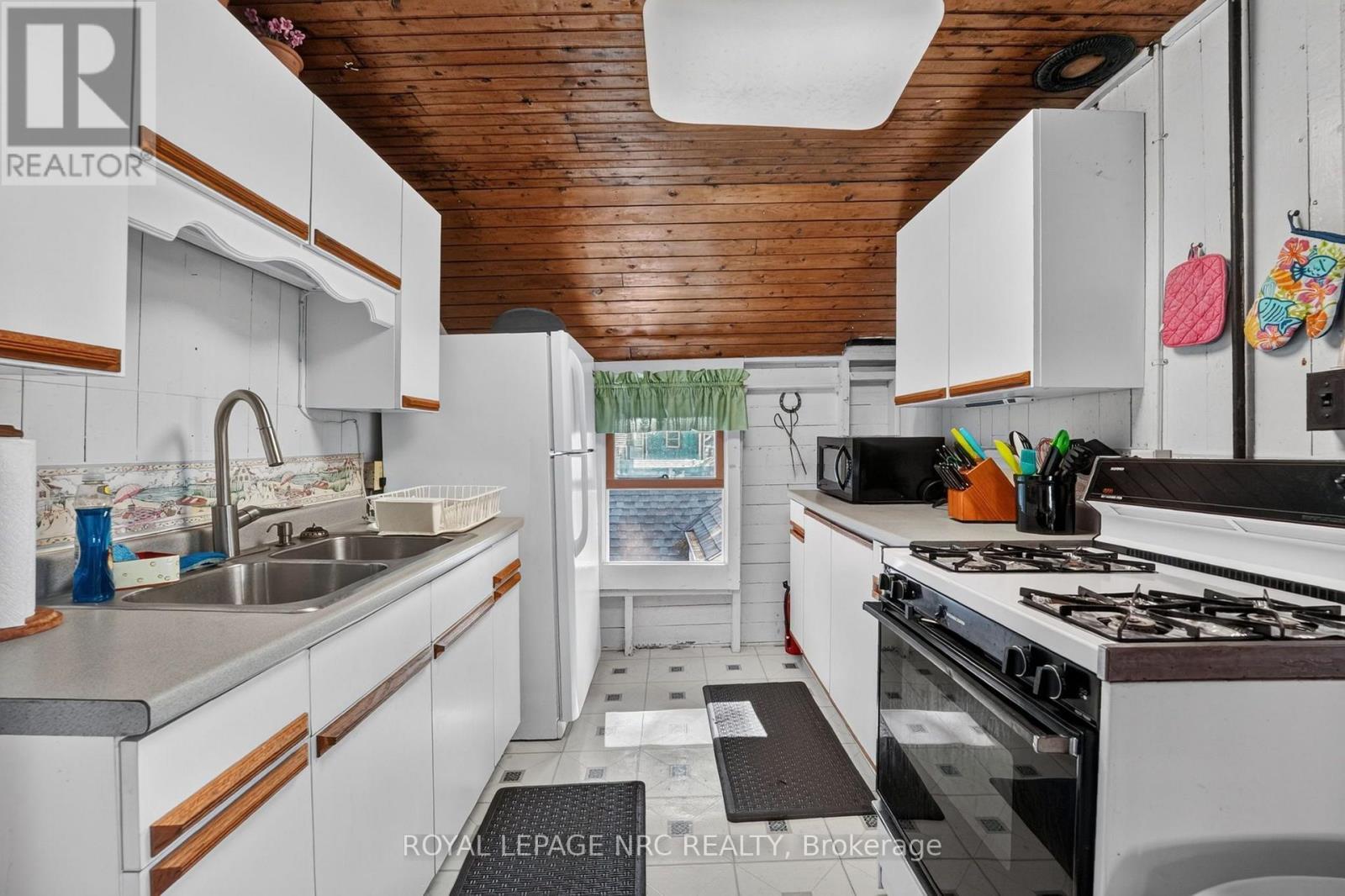 












4031 CRYSTAL BEACH HILL LANE

,
Fort Erie (Crystal Beach),




Ontario
L0S1B0

