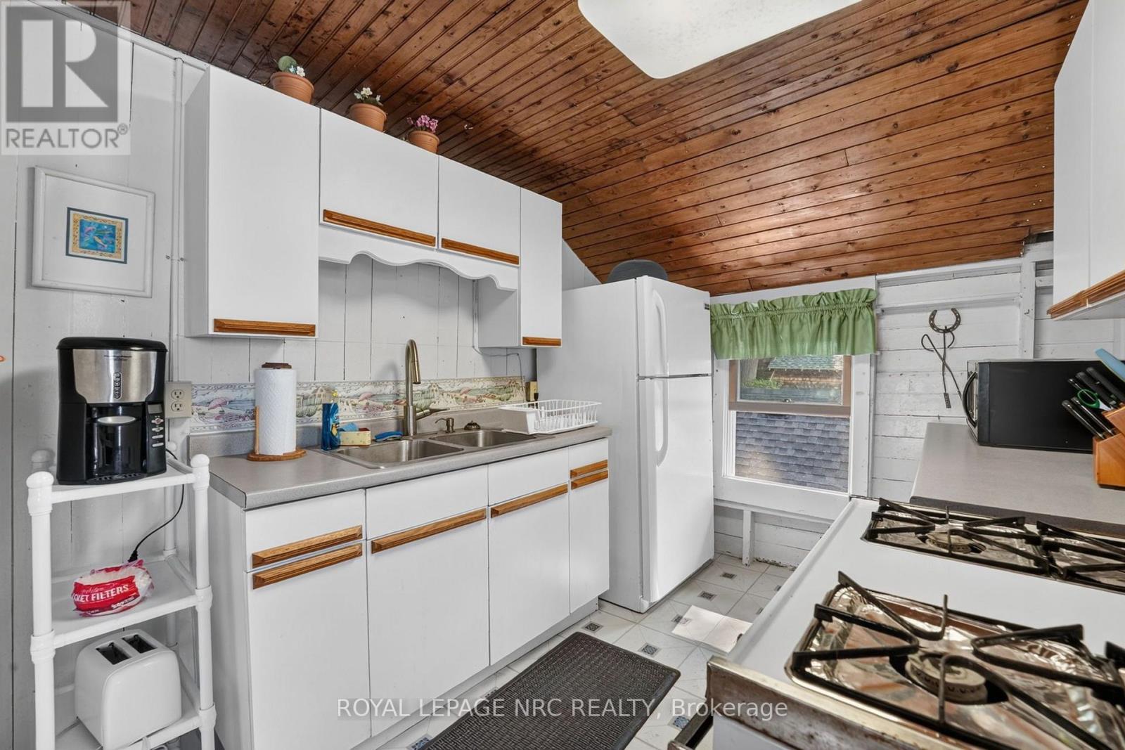 












4031 CRYSTAL BEACH HILL LANE

,
Fort Erie (Crystal Beach),




Ontario
L0S1B0


