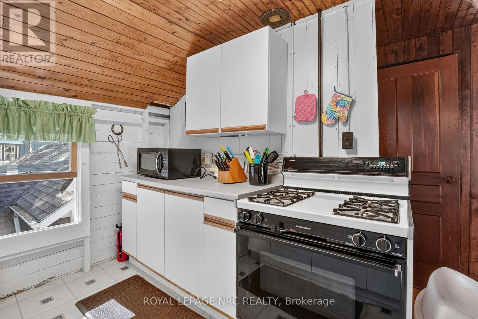 












4031 CRYSTAL BEACH HILL LANE

,
Fort Erie (Crystal Beach),




Ontario
L0S1B0

