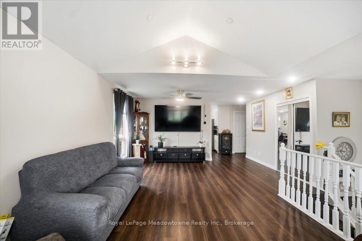












15 SHARPE STREET

,
Brant (Paris),




Ontario
N3L4C6

