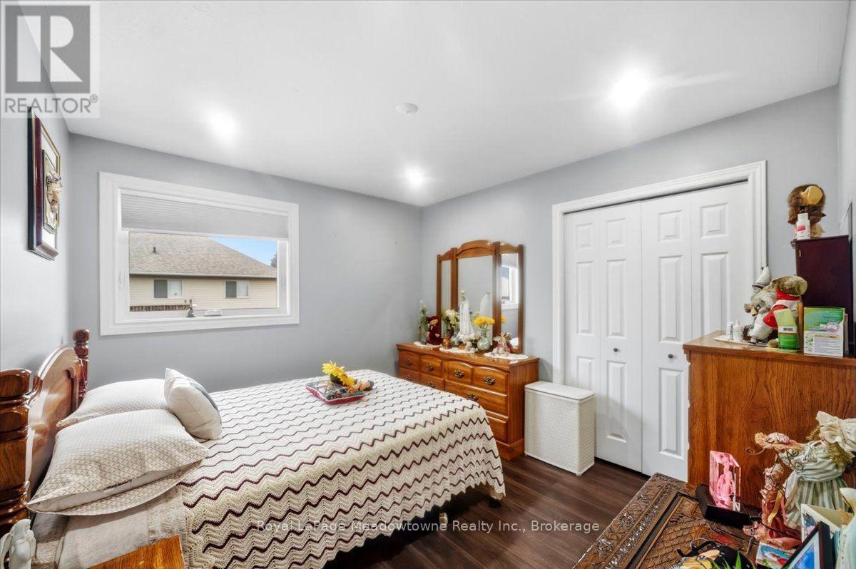 












15 SHARPE STREET

,
Brant (Paris),




Ontario
N3L4C6

