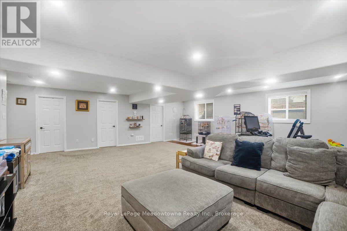 












15 SHARPE STREET

,
Brant (Paris),




Ontario
N3L4C6


