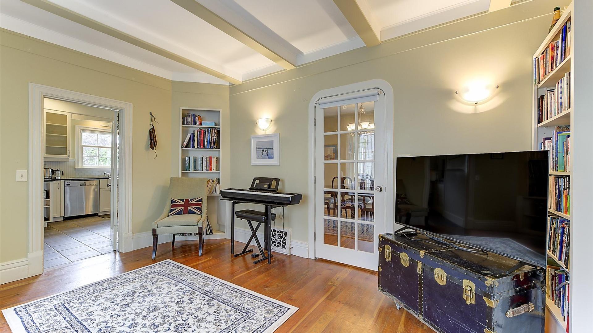 









1537


Lakeview

Street,
Kelowna,




BC
V1Y 6N1


