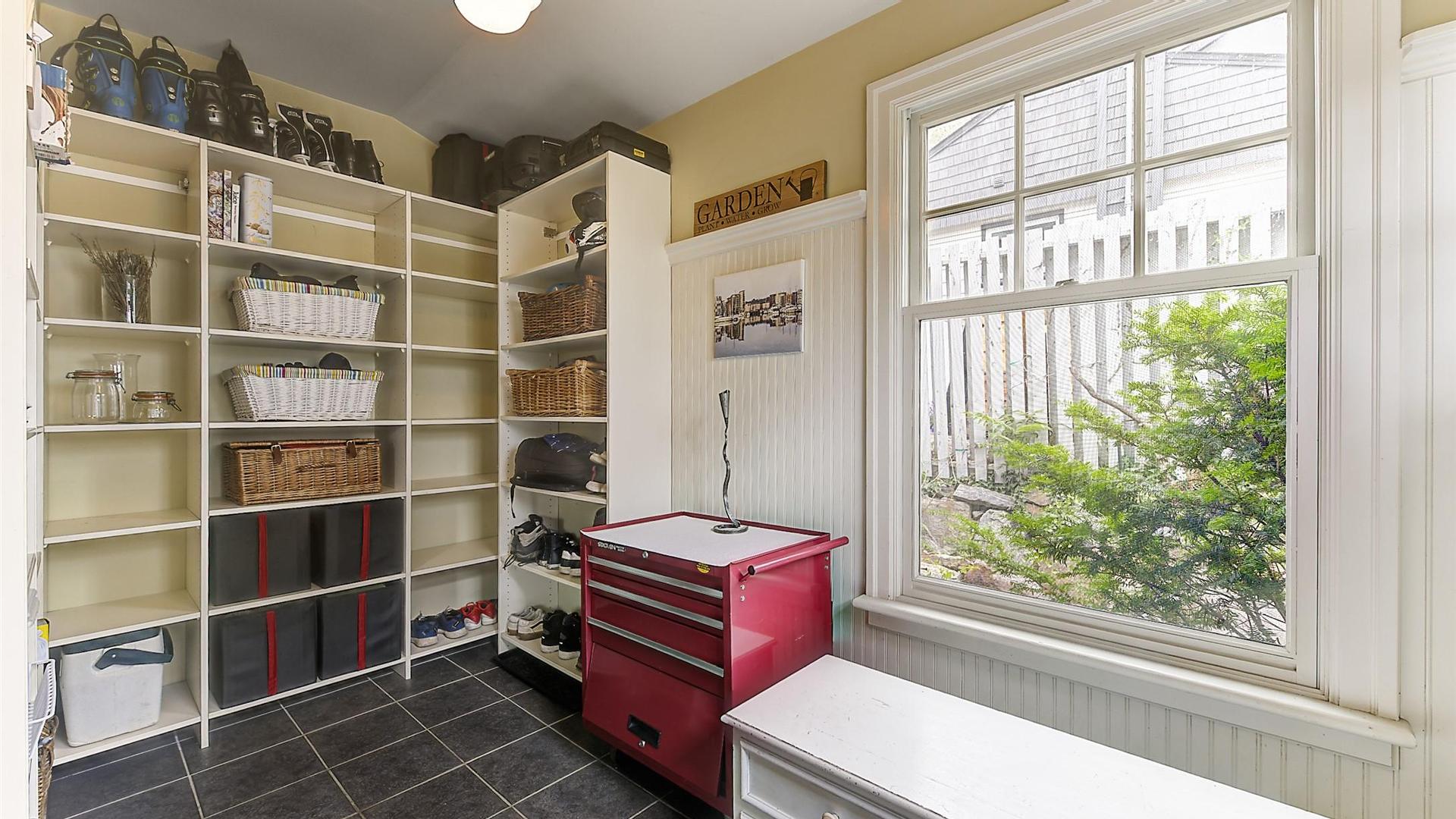 









1537


Lakeview

Street,
Kelowna,




BC
V1Y 6N1

