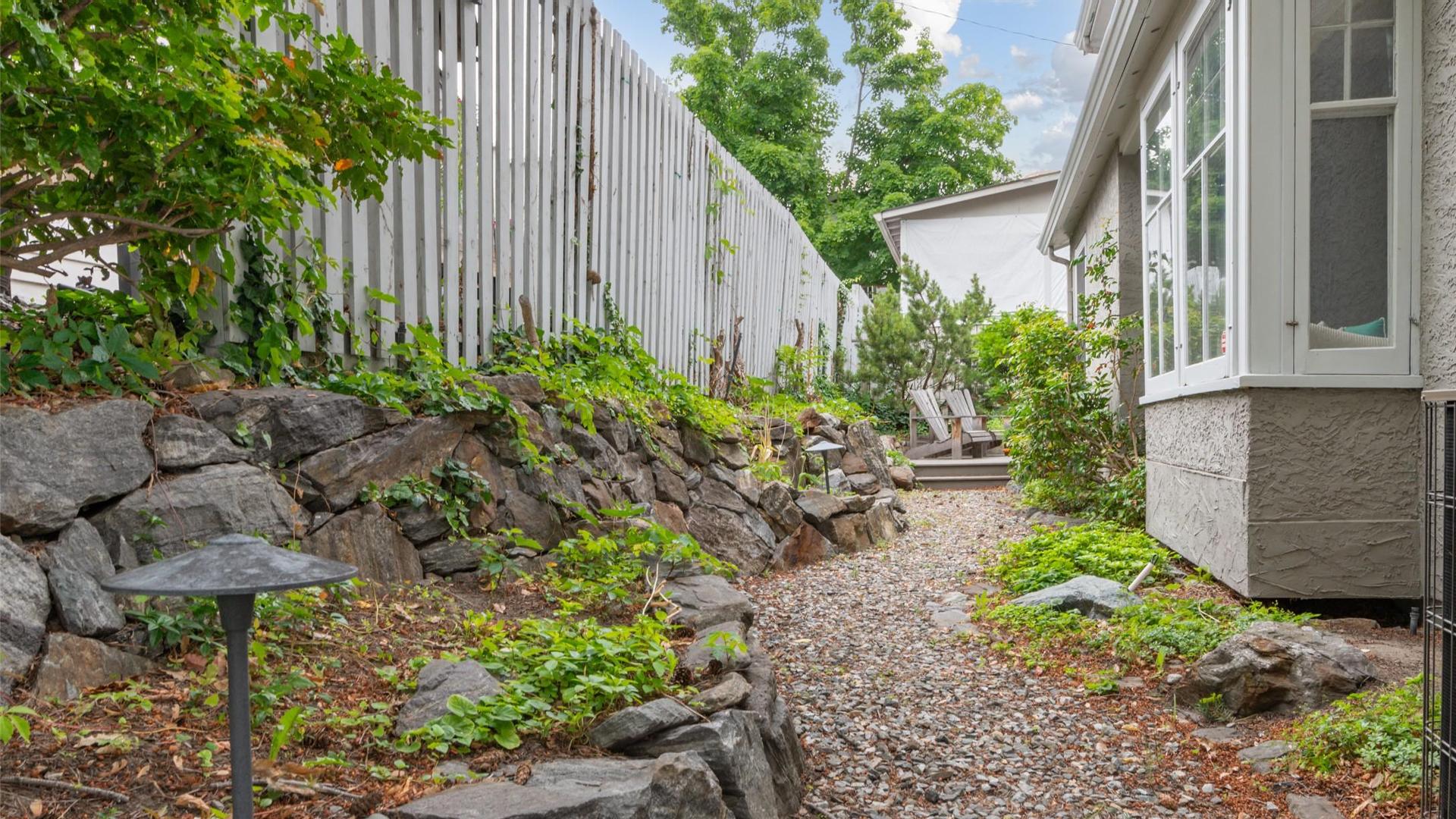 









1537


Lakeview

Street,
Kelowna,




BC
V1Y 6N1


