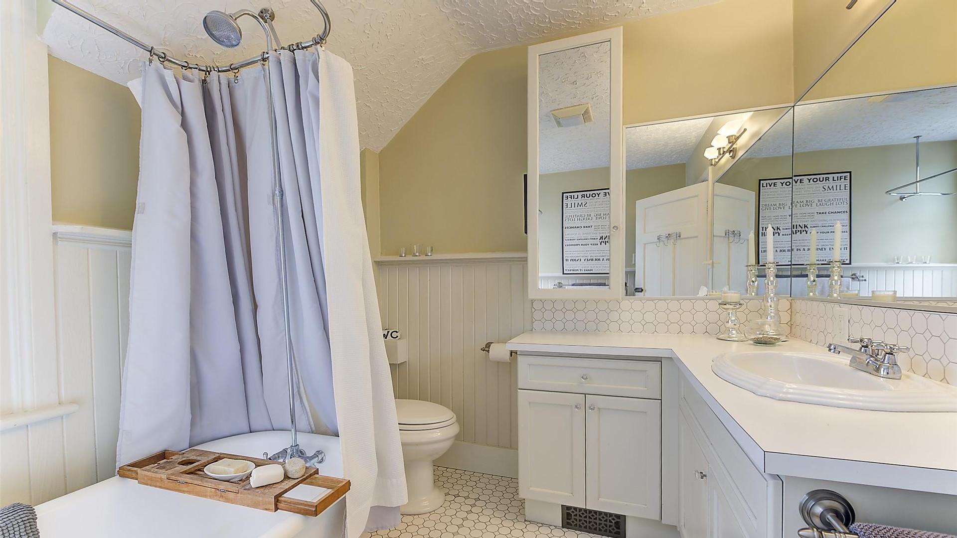 









1537


Lakeview

Street,
Kelowna,




BC
V1Y 6N1

