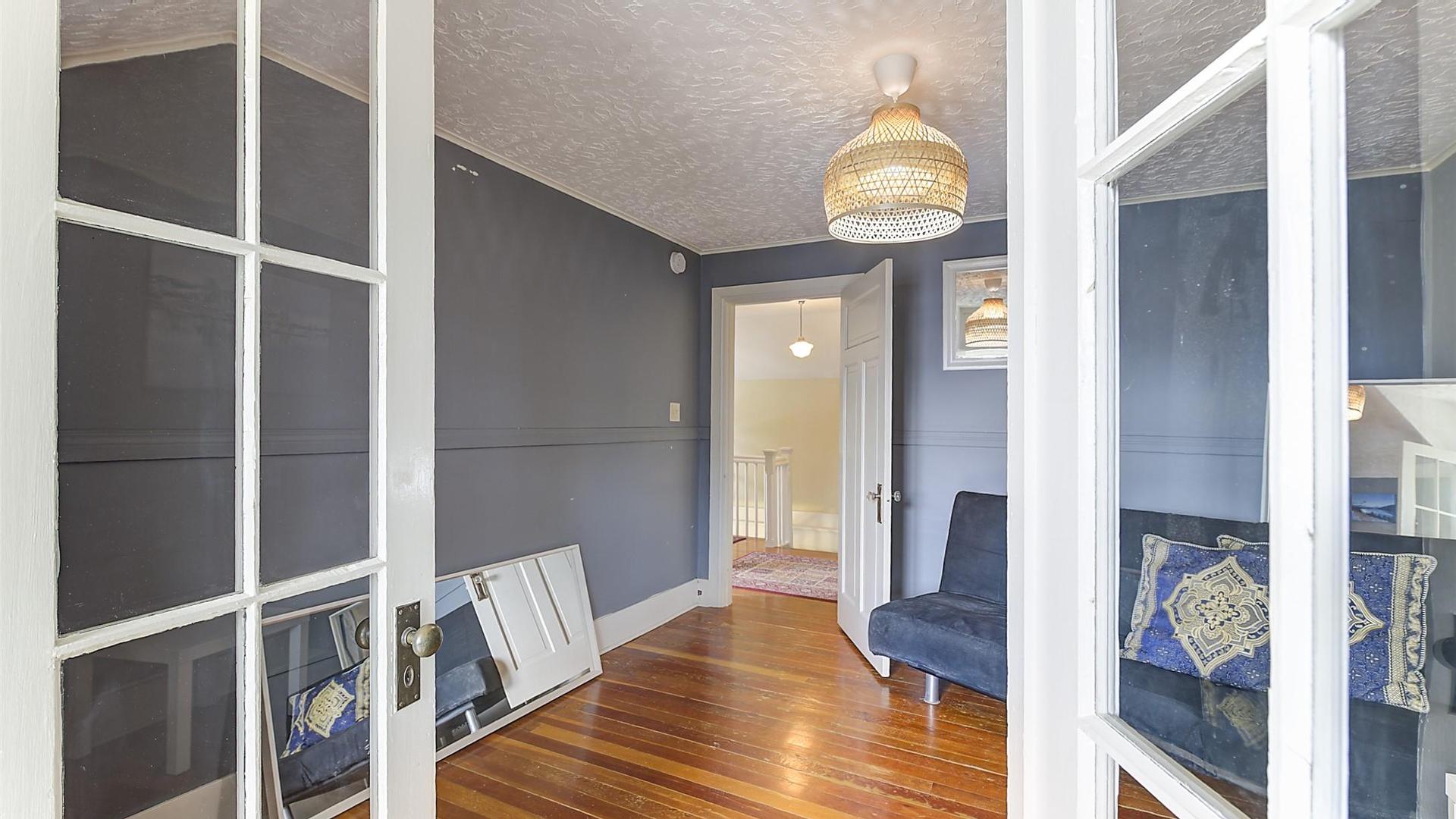 









1537


Lakeview

Street,
Kelowna,




BC
V1Y 6N1

