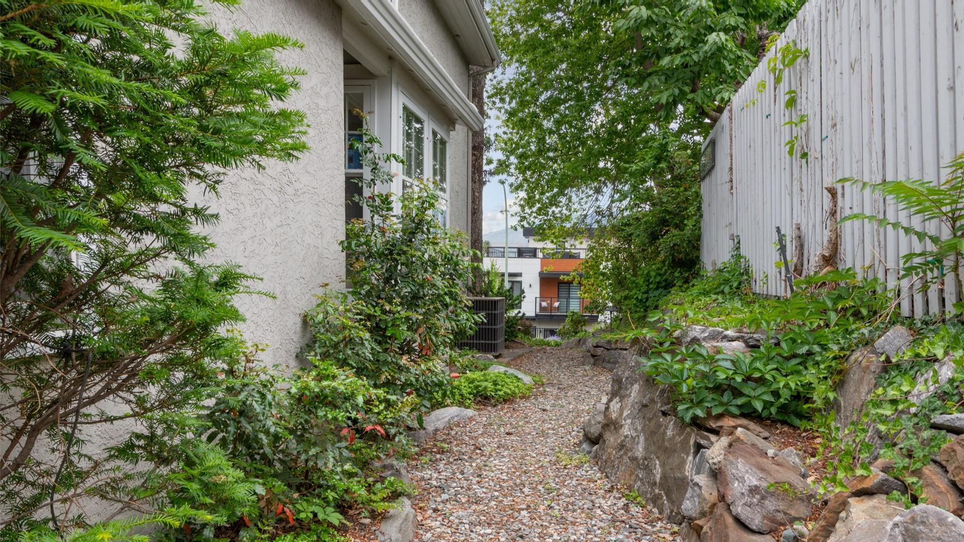 









1537


Lakeview

Street,
Kelowna,




BC
V1Y 6N1

