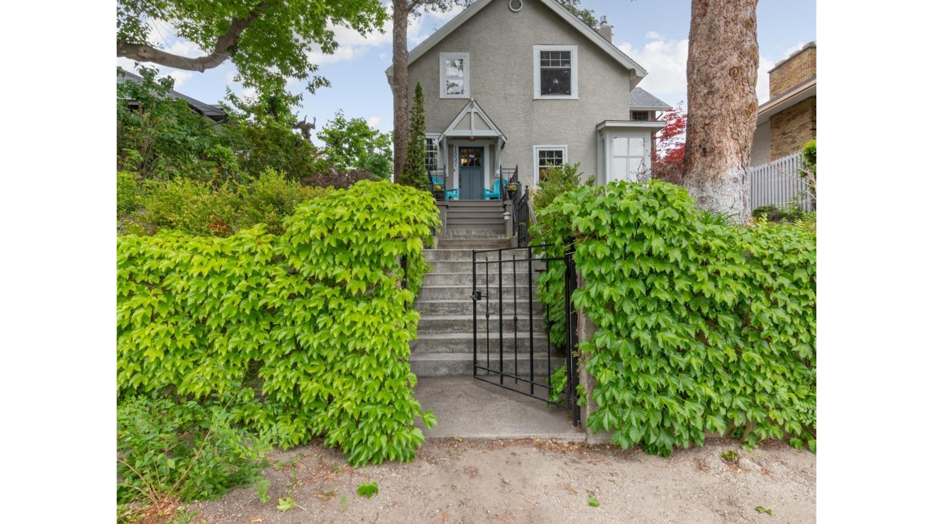 









1537


Lakeview

Street,
Kelowna,




BC
V1Y 6N1

