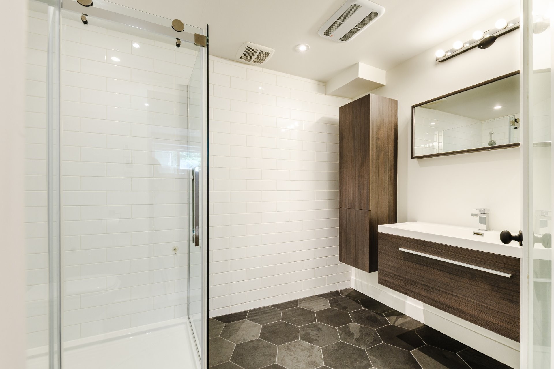 









1750


Rue du Sommet-Trinité

,
Saint-Bruno-de-Montarville,




QC
J3V6E4

