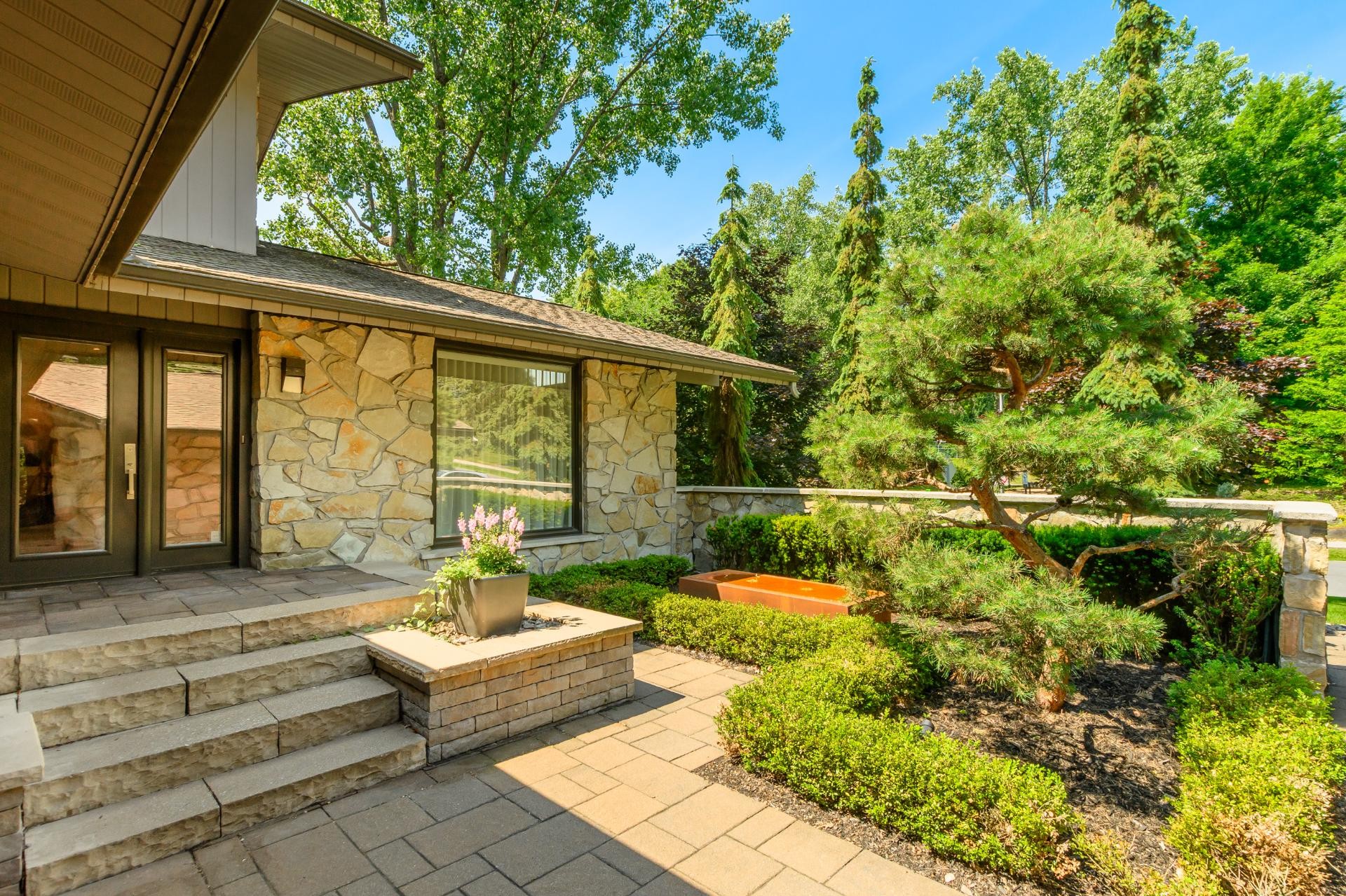 









1750


Rue du Sommet-Trinité

,
Saint-Bruno-de-Montarville,




QC
J3V6E4

