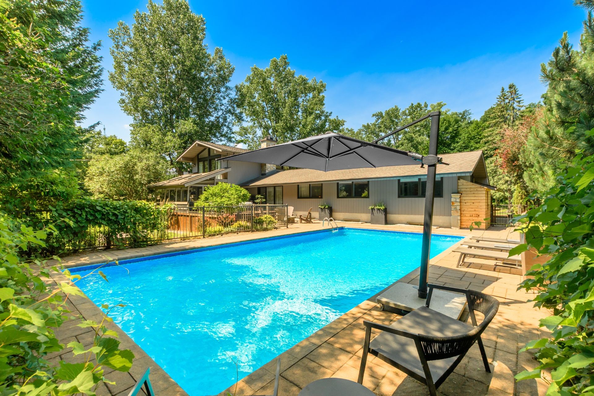 









1750


Rue du Sommet-Trinité

,
Saint-Bruno-de-Montarville,




QC
J3V6E4

