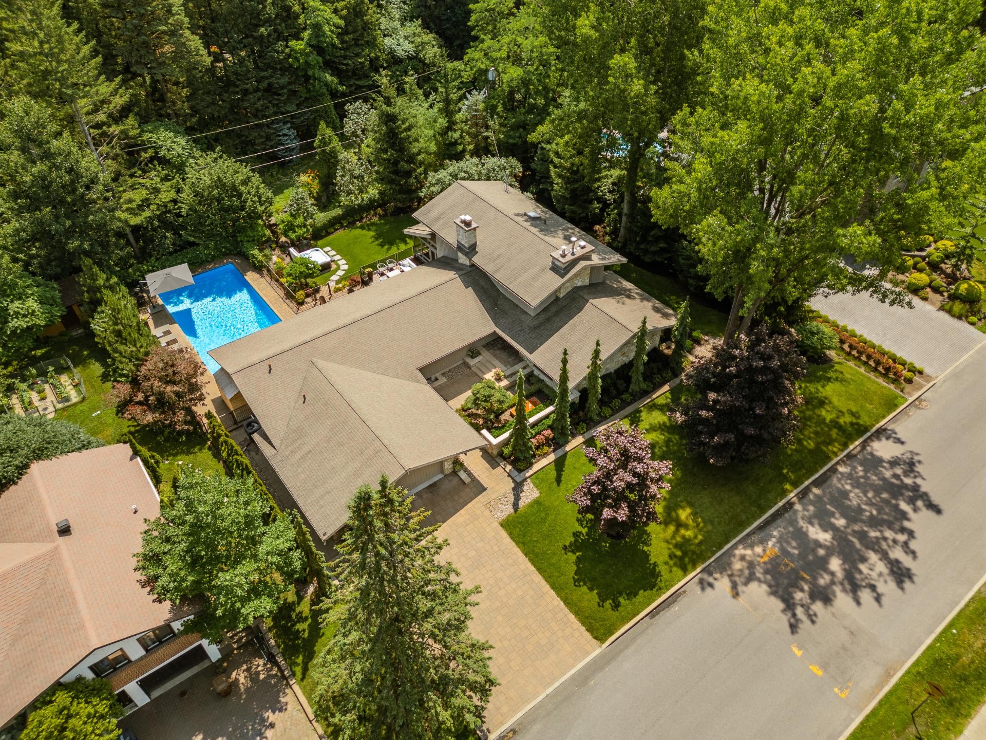 









1750


Rue du Sommet-Trinité

,
Saint-Bruno-de-Montarville,




QC
J3V6E4


