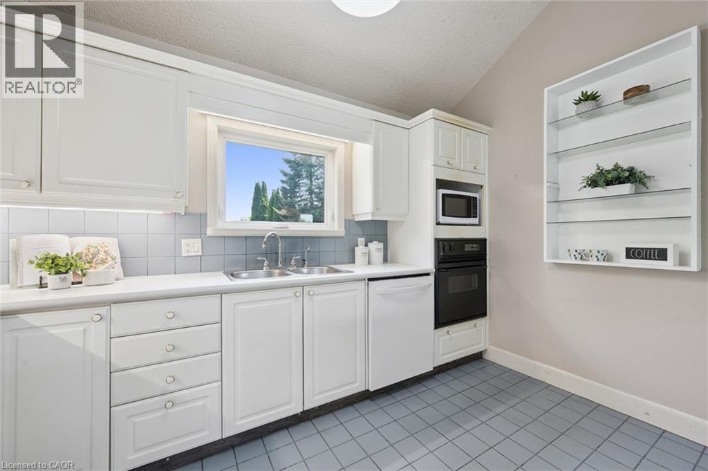












8060 WELLINGTON RD 18

,
Fergus,




Ontario
N1M2W5

